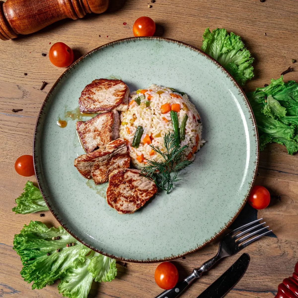 Carne grelhada e legumes