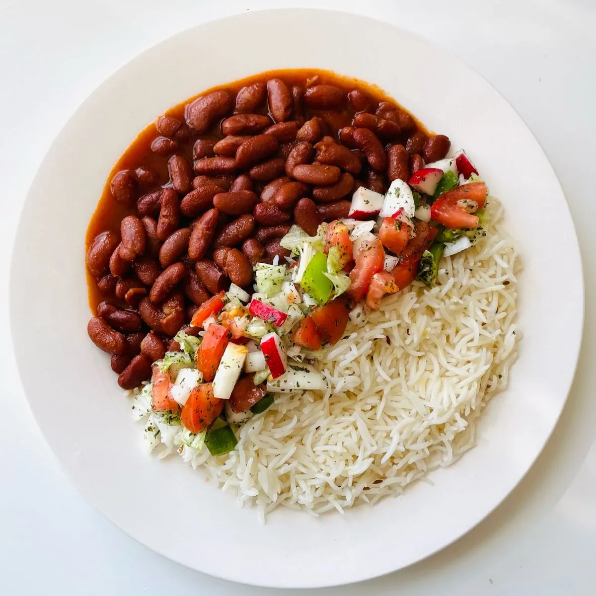 Arroz, feijão e salada